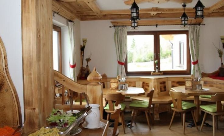 In gemütlichem Ambiente verwöhnt die Edtbauernalm mit herzhafter Küche.