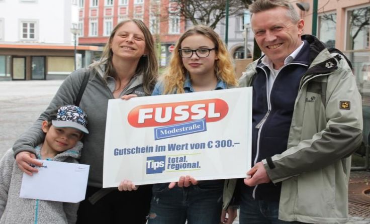 Tips-Redakteur Wolfgang Macherhammer (r.) überraschte Familie Kraft mit dem 300-Euro-Gutschein.