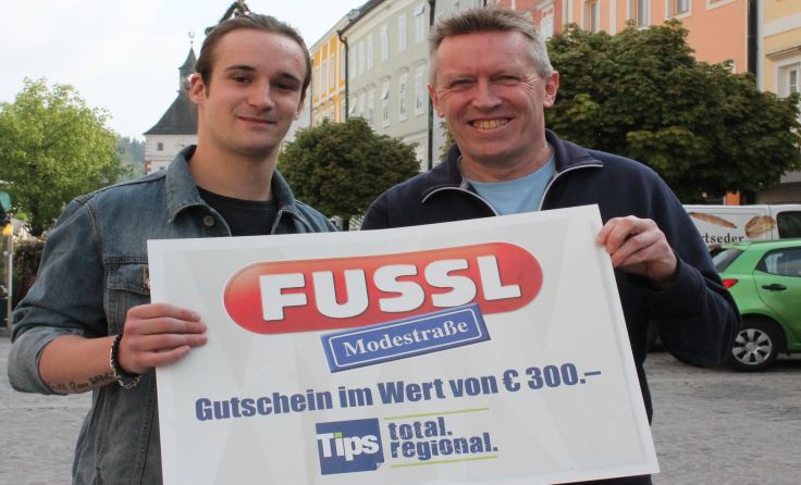 Tips-Redakteur Wolfgang Macherhammer übergab den Gewinn an Lukas Pohn.