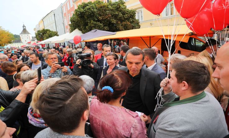 Dichtes Gedränge um Bundeskanzler Christian Kern am Wochenmarkt in Vöcklabruck. Foto: SPÖ
