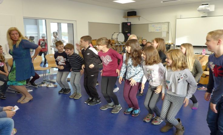 Musiklehrerin Helga Demmelbauer bringt Kinder zum Tanzen.
