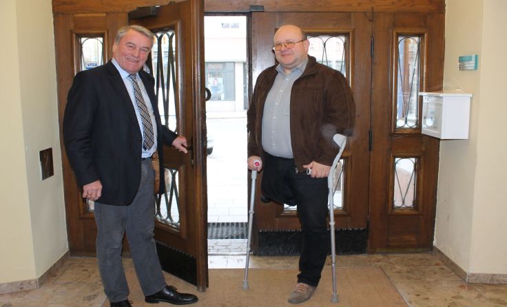 Bürgermeister Karl Staudinger und Wolfgang Neuhuber beim Rathaus-Eingang