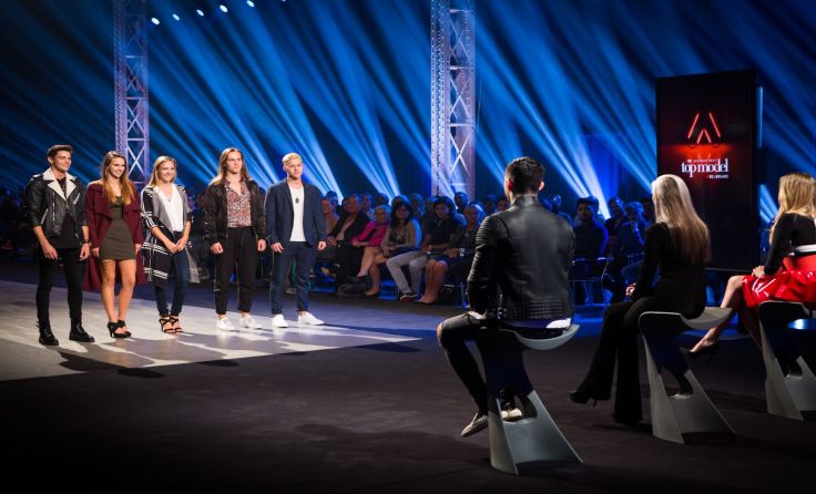 Die Models und die Jury bei der Entscheidungsshow Foto: Bernhard Eder 
