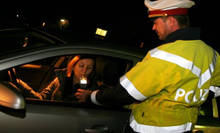 Nach Alkoholkonsum das Auto stehen lassen! Symbolfoto: Volker Weihbold