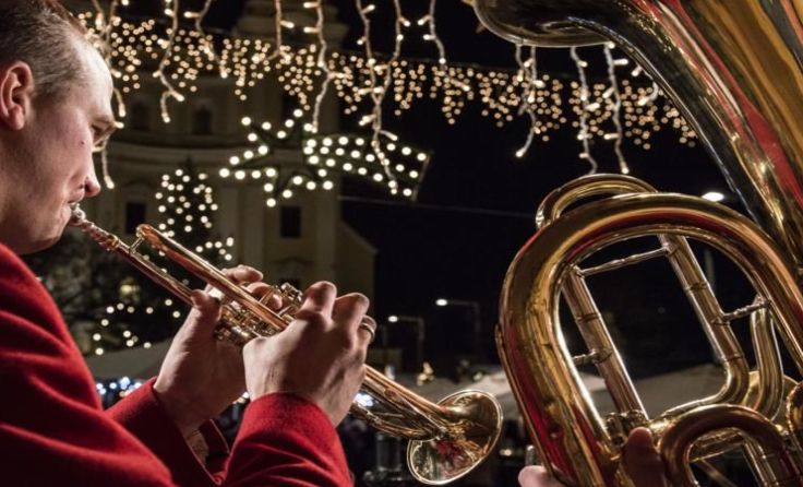 Christoph Laireiter beim Musizieren beim Advent in Mondsee Foto: STMG