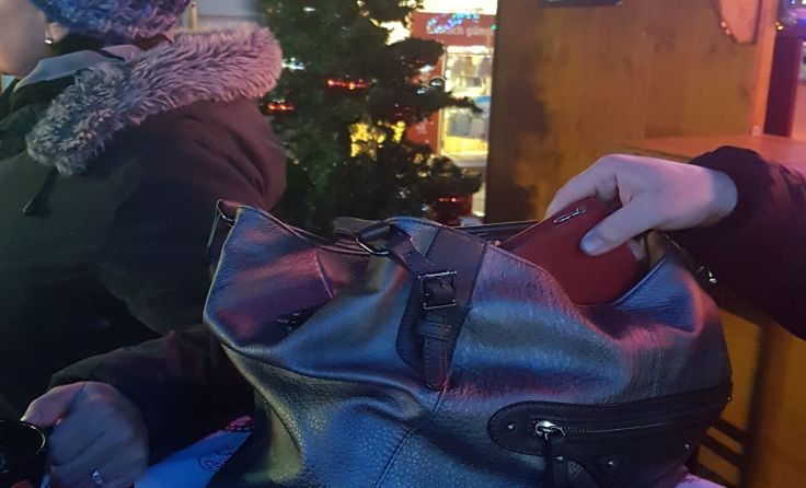 Taschen nie unbeaufsichtigt liegen lassen! Symbolfoto