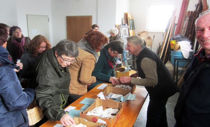 Großer Andrang bei den Samensackerln im Frankenburger Siedlerhaus. Foto: Willi Frickh