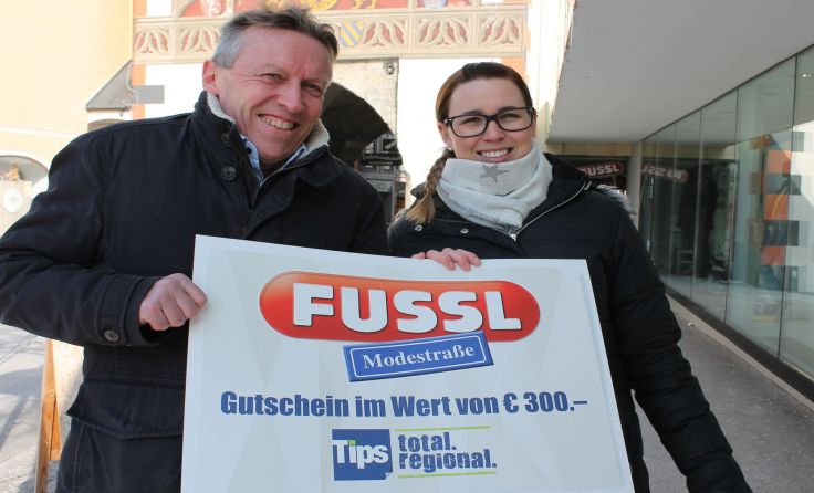 Tips-Redakteur Wolfgang Macherhammer und Gewinnerin Doris Schernberger