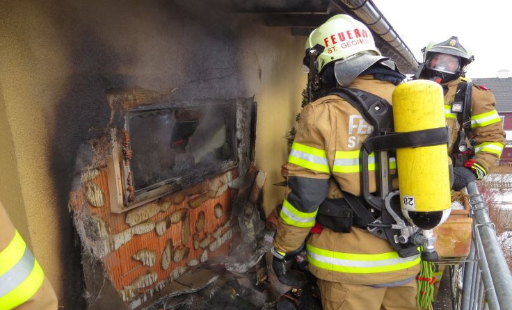 Das Feuer griff vom Balkon auf die Fassade über. Fotos: FF St. Georgen
