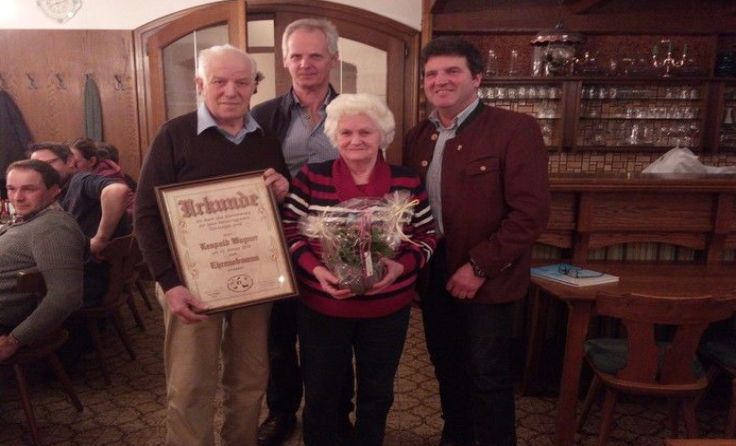 Leopold Wagner, Obmann Helmut Weissl, Marianne Wagner und Bürgermeister Johann Stockinger (v. l.)