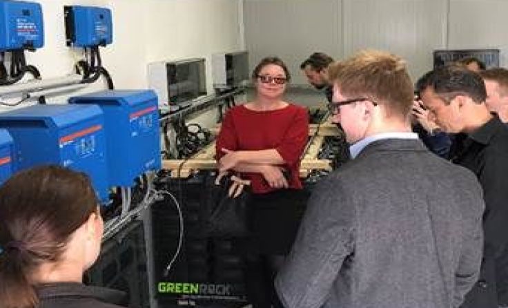 Die Norwegische Delegation informiert sich über Salzwasser-Stromspeicher.Foto: BlueSky Energy