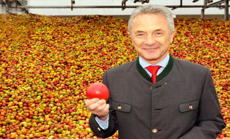 Geschäftsführer Josef Mayer mit der frischen Apfelernte Foto: Spitz