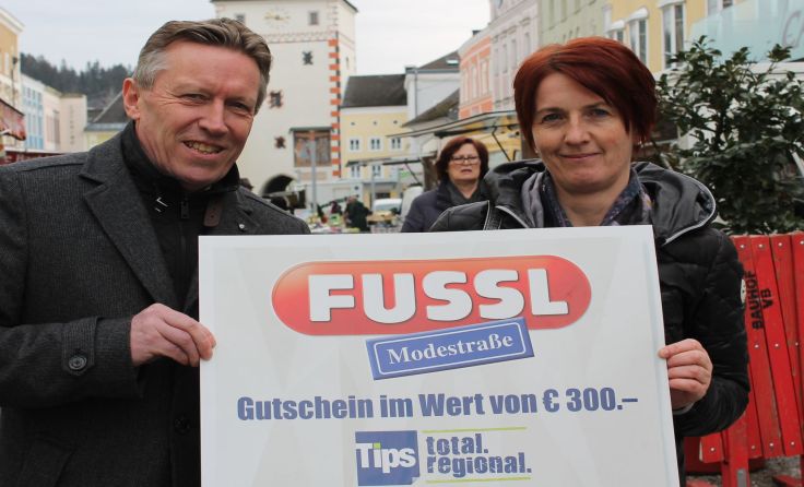Tips-Redakteur Wolfgang Macherhammer beschenkte Alexandra Eichmair. Foto: Ebner