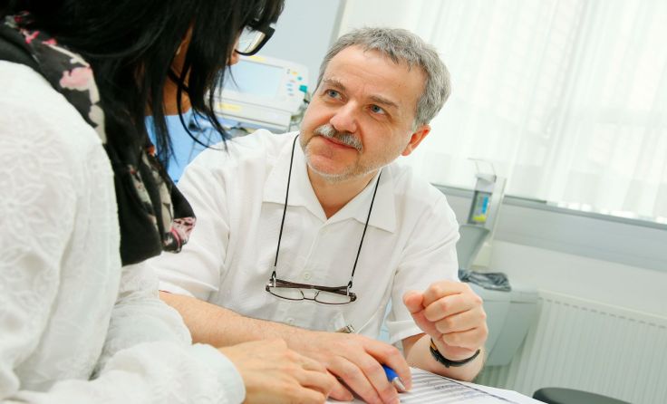 Oberarzt Ferdinand Haslbauer im Gespräch mit einer PatientinFotos: gespag