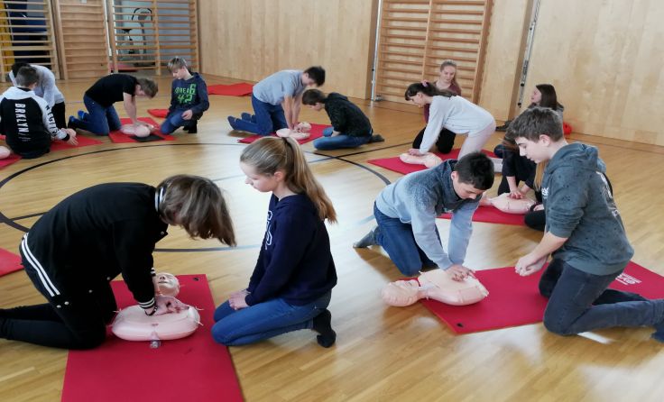 In der NMS Schörfling wird bereits eifrig die Herzdruckmassage trainiert. Foto: Gerlinde Loy