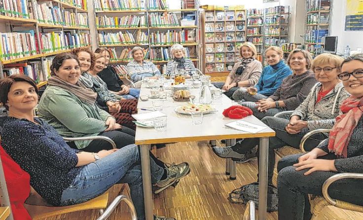 13 Leseratten tauschten sich über Bücher aus. Foto: Stadtamt
