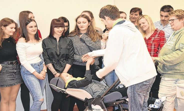Die gesammelten Spenden wurden an David und seine Familie übergeben.Foto: privat