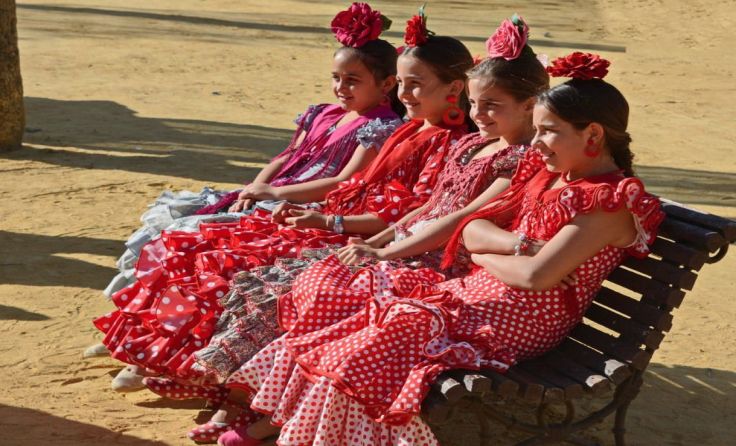 Vier junge Damen in Nationaltracht beim traditionellen Pferdefest, Andalusien Foto: Josef Ecker 