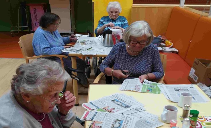 Die Senioren arbeiten fleißig an den Stimmzetteln.Foto: privat