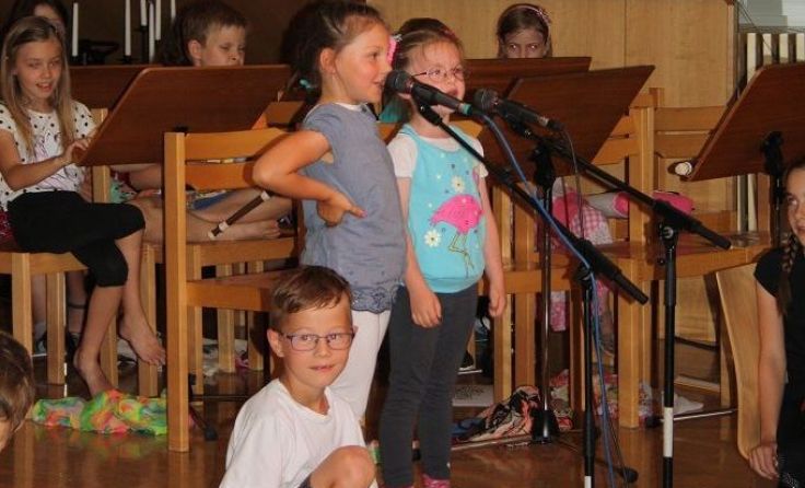 Die Kinder beim Musizieren. Foto: LMS