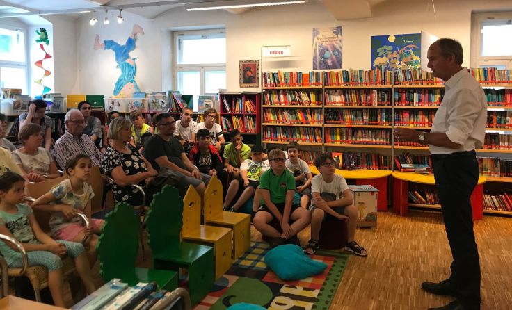 Die Kinder beim Lesetraining und Bürgermeister Herbert Brunsteiner. Foto: Stadtamt