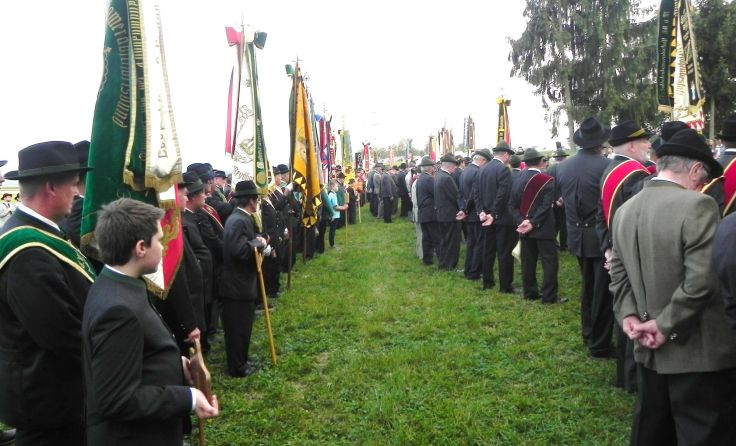 Feierliches Aufmarschieren auf der FestwieseFoto: Kameradschaftsbund