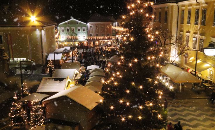 Der Mondseer Adventmarkt von der Sicht der Kirche aus Foto: TVB MondSeeLand