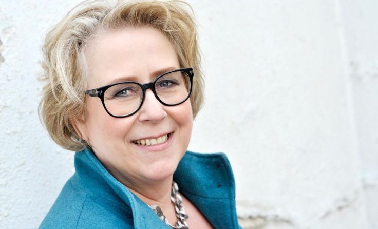 Elke Pistor liest aus dem Buch „Lass uns tot und munter sein“. Foto: sarakoska.de