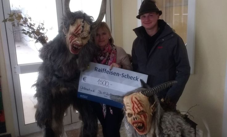 Irmgard Schiemer, Bad Devils-Obmann Michael Vockner und PerchtenFoto: privat