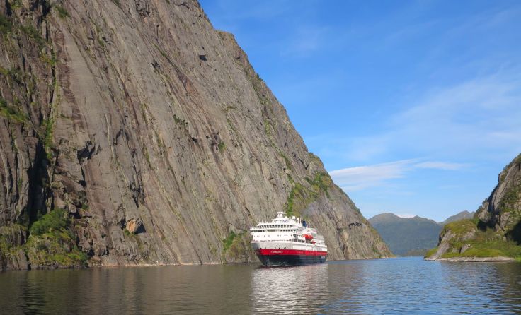 Hurtigrutenschiff im Trollfjord Foto: Volker Wischnowski