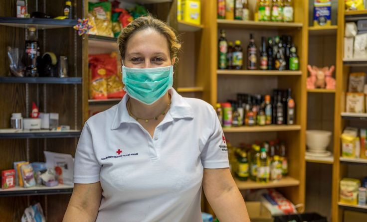 Julia Raudaschl mit Mundschutz im Rotkreuz-Markt in VöcklamarktFoto: OERK