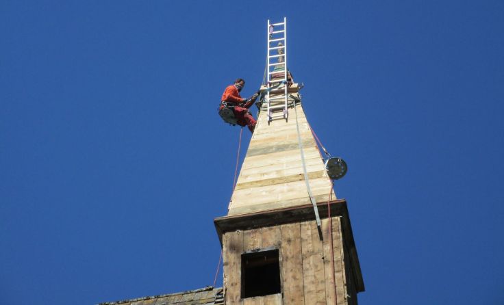 In luftiger Höhe wird am Hainbacher Kirchturm gearbeitet. Foto: Kumpfmüller