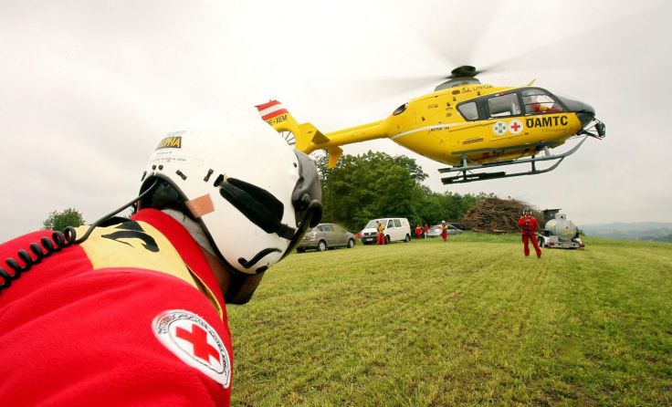 Der 17-Jährige wurde mit dem Notarzthubschrauber ins LKH Wels geflogen. Symbolfoto: Weihbold
