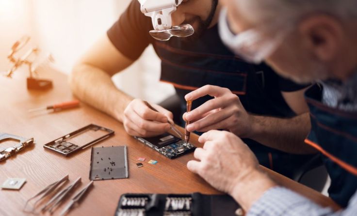 Kaputtes oder Bastelleidenschaft mitbringen Symbolfoto: VGstockstudio/Shutterstock.com