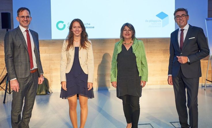 Miriam Auer (2.v.l.) darf sich über einen Geldpreis freuen. Foto: Mayr