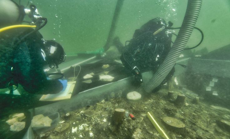Forschungstaucher im Grabungsschnitt Mooswinkel Fotos: Kuratorium Pfahlbauten