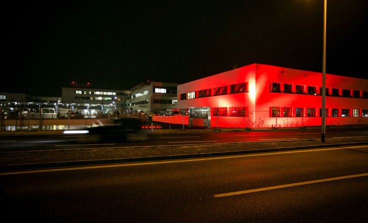Orange Beleuchtung des Salzkammergut Klinikums VöcklabruckFoto: OÖG