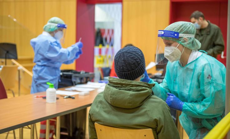 Nur medizinisch entsprechend geschultes Personal darf Testabnahmen und –analysen vornehmen.