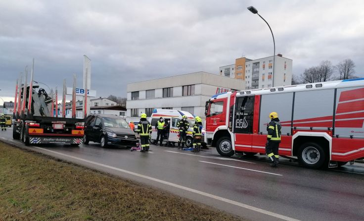 Bei der Kollision erlitt eine Person Verletzungen. Foto: FF Attnang