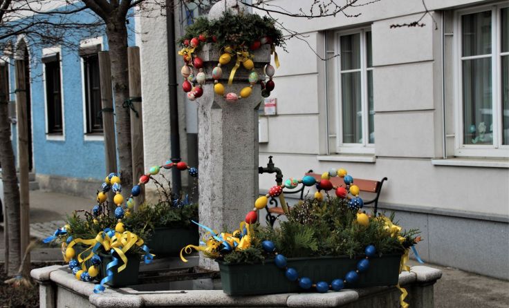 Zwei Brunenn wurden mit Ostereiern und Kränzen verziert. Foto: Hofmann