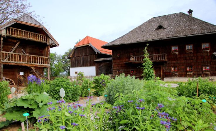 Mittwochs kann man wieder die Bauernkrapfen abholen. Foto: Stehrerhof