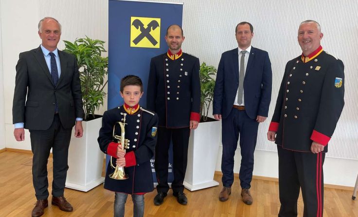 Die neue Trompete wurde an Fabian Six übergeben. Foto: Raiffeisenbank