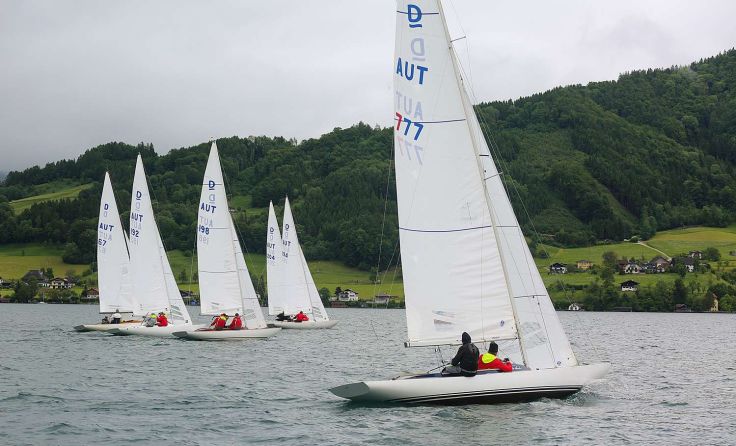 Die Drachen-Boote kurz nach dem Start zur vierten und finalen Wettfahrt