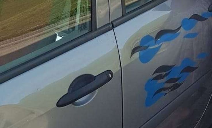 Bei dem Auto handelt es sich um einen auffällig beklebten Renault Modus.Fotos: privat