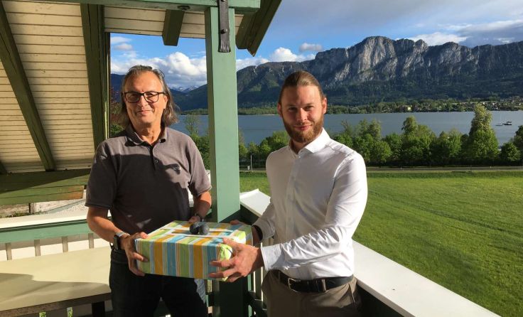 Daniel Nagel (re.) bedankt sich bei Gerhard Krischkowsky mit einem Geschenk.Foto: SCM