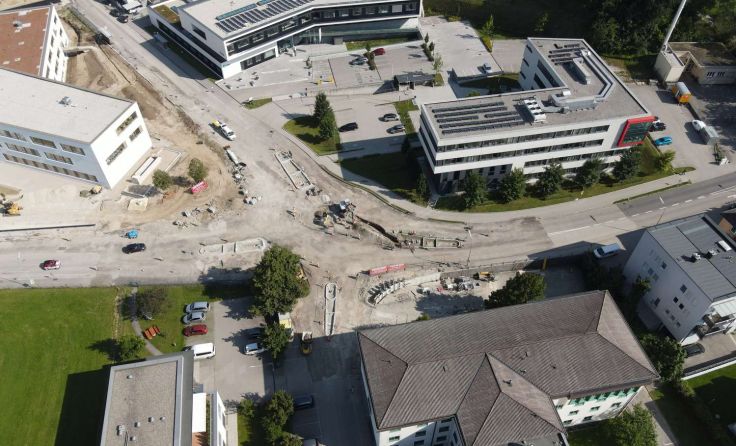 Der Kreisverkehr beim neuen Bildungscampus wird derzeit gebaut. Foto: HIPI ZT GmbH