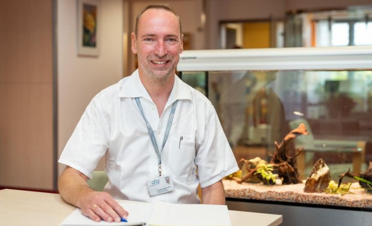 Thomas Wienerroither ist Klinischer Psychologe im Salzkammergut Klinikum Vöcklabruck (Foto: OÖG)