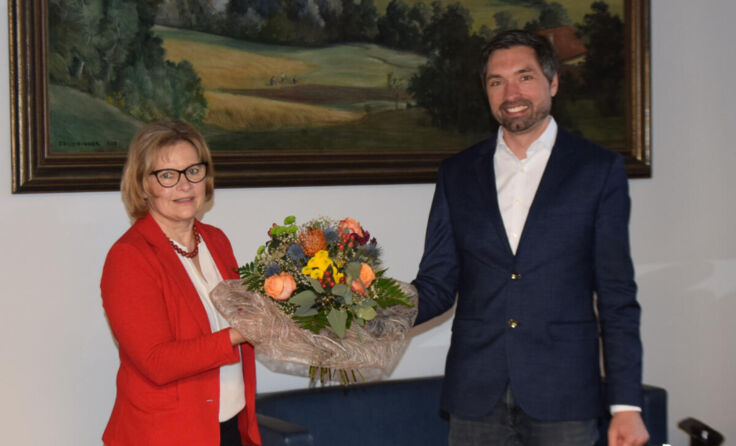 Bürgermeister Peter Schobesberger mit Elfriede Wimmer (Foto: Stadtamt)