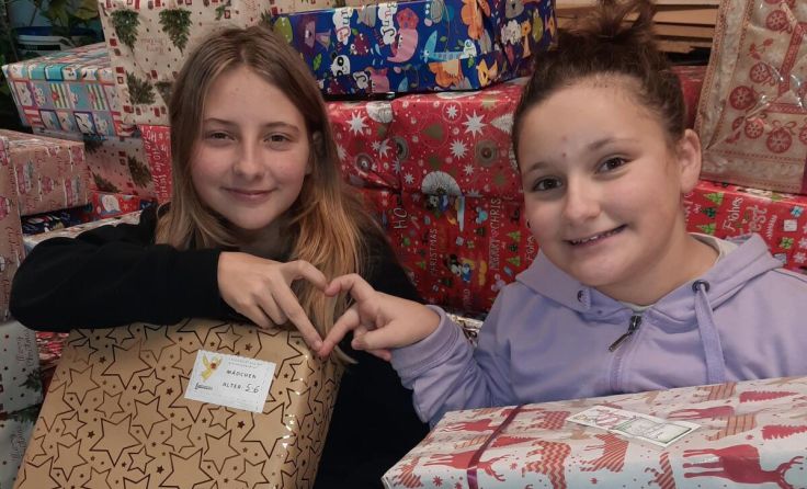 Zwei junge Helferinnen der Aktion „Christkindl aus der Schuhschachtel“ (Foto: SPÖ Frankenmarkt)