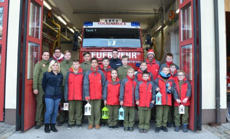 Die Vöcklabrucker Feuerwehrjugend verteilt das Friedenslicht. (Foto: FF Vöcklabruck)